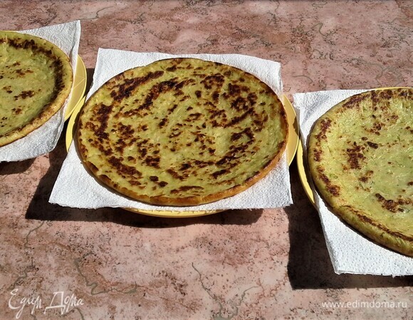 Готовые коржи выложить на бумажные полотенца, чтобы убрать лишнее масло.