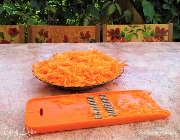 Для приготовления начинки морковь почистить, натереть на терке. Лук почистить, нарезать.