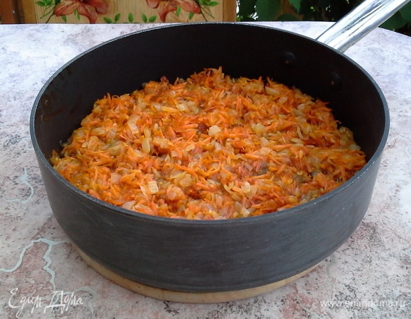 На растительном масле обжарить и потушить овощи.