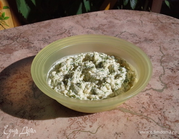 Приготовление соуса. Сыр натереть на мелкой терке. Добавить зелень укропа, майонез и чеснок, пропущенный через пресс.