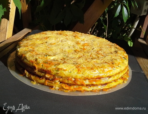 Сложить коржи друг на друга. На верхний слой можно подсыпать еще сыра.