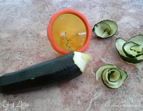 Украсить торт. Из шкурки кабачков накрутить розочки.