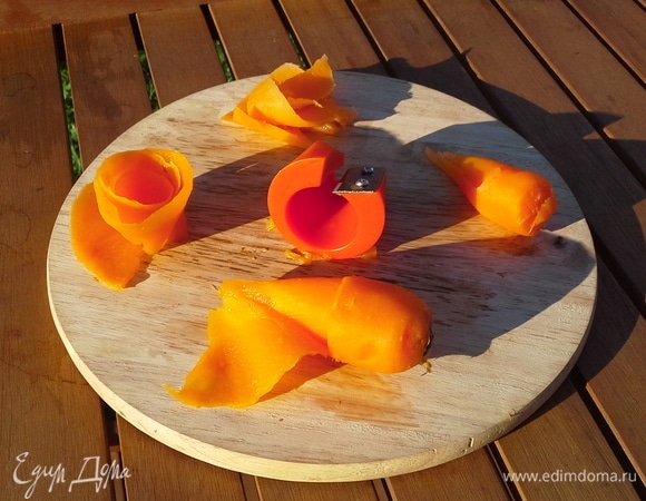 Отварную морковь очистить и сделать из нее розочки.