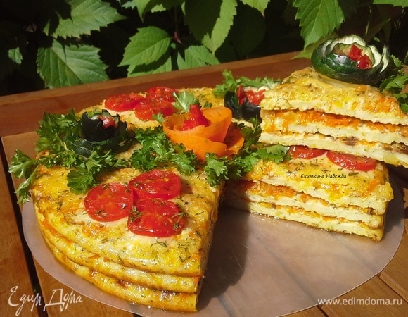 Украсить зеленью петрушки и помидорами. Дать торту настояться (пропитаться) в прохладном месте несколько часов. Кабачковый торт готов!