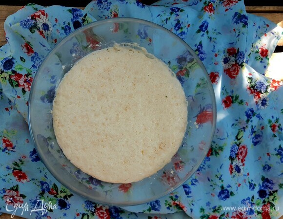 Приготовим опару. Для этого в теплое молоко добавить 2 ст. л. сахара, 2 ст. л. муки и 7 г сухих дрожжей. Тщательно перемешать, накрыть и убрать на 20 минут.