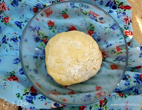 Когда опара поднялась, добавляем в нее одно яйцо, сливочное масло, 1 ст. л. подсолнечного масла, просеянную муку и сахар. Замешиваем эластичное тесто, не забивая его мукой. Оставляем на час в теплом месте.