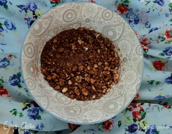 Грецкие орехи измельчить в блендере и смешать с какао и сахаром. Регулируйте сахар по своим вкусовым предпочтениям.