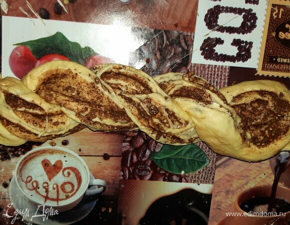 Разрезать пополам, отступив от края пару сантиметров. И переркутить между собой жгуты. Оставить на полчаса. После чего убрать в разогретую до 180°C духовку на 25–30 минут.