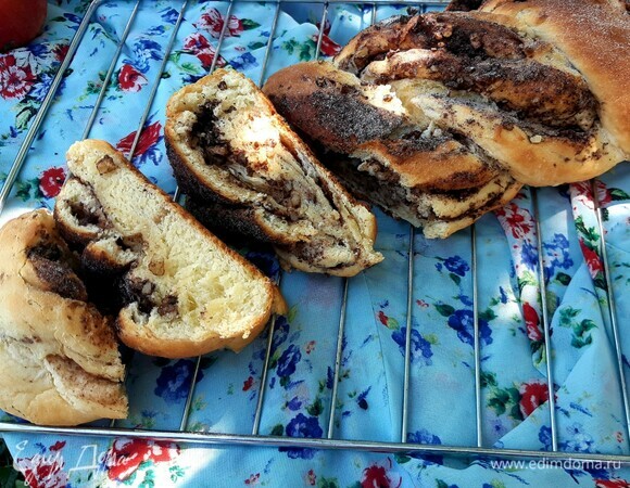 Перед подачей разрезать и посыпать сахарной пудрой.