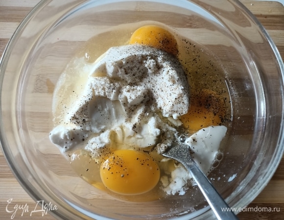 Пока закипает вода для пасты, мы приготовим соус. Рикотту соединяем с яйцами, добавляем соль, черный молотый перец и хорошо перемешиваем.