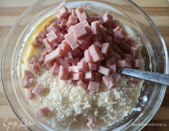 Туда же отправляем нарезанную кубиком ветчину и тертый сыр, снова перемешиваем. Все — соус готов.