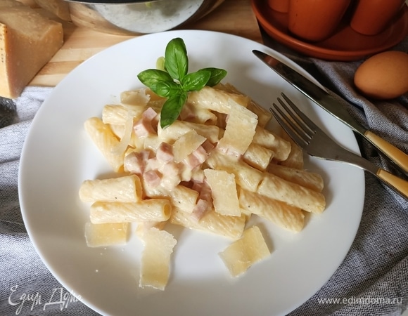 Раскладываем по тарелкам. Каждую порцию посыпаем сыром и украшаем листиками базилика. Приятного аппетита!