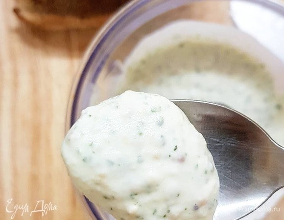 Сделайте соус. Подойдет в качестве добавки к салатам или курочке. В блендере взбейте 3–4 шарика моцареллы, 4 ч. л. греческого йогурта, 1 ч. л. горчицы, зубчик чеснока, горсть свежего базилика и щепотку соли. Уберите в холодильник.