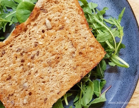 Обжарьте куски хлеба на сливочном масле до появления корочки.