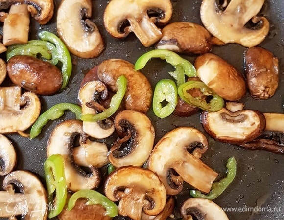 Рамэн отварите до полуготовности. Промойте. Креветки очистите. Разогрейте смесь растительного и кунжутного масла. Можно взять обычное подсолнечное. Чили нарежьте на довольно крупные кусочки. Грибы — на целые слайсы.