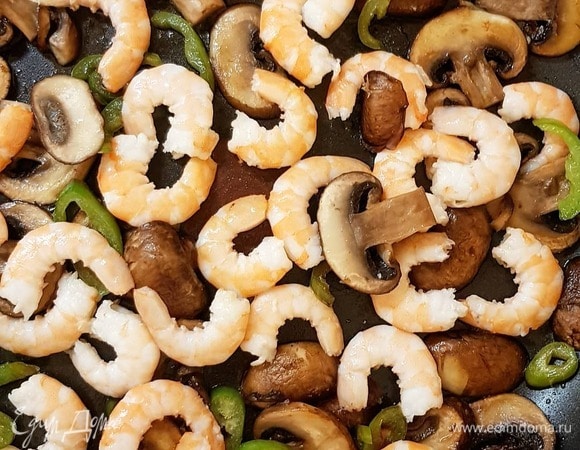 Начинайте обжаривать чили с грибами до золотистого цвета. Потом влейте немного рисового уксуса или мирина и выпарите. Намешайте соус. Натрите на мелкой терке имбирь и чеснок. Выложите в чашку. Добавьте соевый соус, мед, сладкий чили и бульон. Перемешайте.