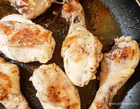 Обжарьте на смеси сливочного и оливкового масел куриные части вместе с кожей до золотистой корочки. Кожа нужна, чтобы вытопился ароматный жир. Курицу при жарке поперчите и посолите с обеих сторон. Уберите со сковороды.