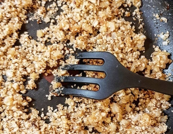 Мелко порубите лук. Пассеруйте его на остатках сока и жира от курицы. Добавьте муку, снова прожарьте. Добавьте ореховую смесь. Прожарьте еще пару минут.