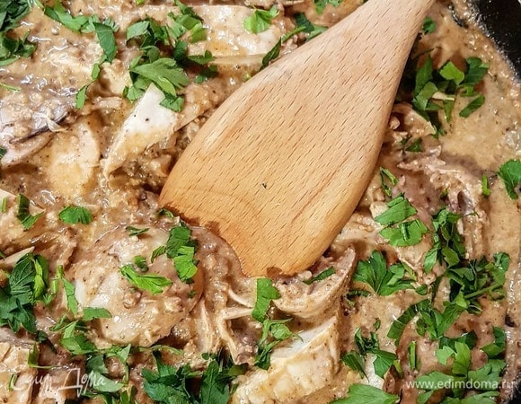 Влейте в сковороду куриный бульон. Он должен быть наваристым. Я по заповедям Джейми Оливера начала хранить его в морозилке. В кубиках или пакетах — неважно. Это очень удобно! Добавьте около 200 мл, по необходимости дольете. Перемешайте. Добавьте щепотки хмели-сунели, молотого кориандра, корицы, шафрана, перца и соли по вкусу, перемешайте. Дайте загустеть.