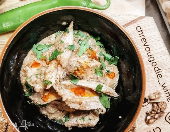 По необходимости влейте еще бульона. Я люблю погуще, чтобы на хлебушек шло хорошо. Потомите соус около 3 минут, влейте немного винного уксуса. Дайте раскрыться специям. Разберите курочку. Положите в соус. Накройте крышкой и на медленном огне подержите еще минут 10–12. Готово! Настоящее праздничное блюдо в процессе творческой интеракции.