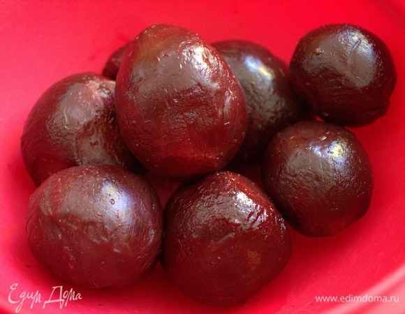 В Латвии так популярен свекольный холодник, что маринованная свекла продается повсеместно в банках уже натертая. Можно купить сырую, сварить и замариновать дома.