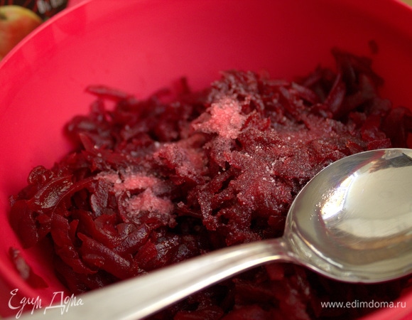 Крупно натереть, посолить, влить уксус.