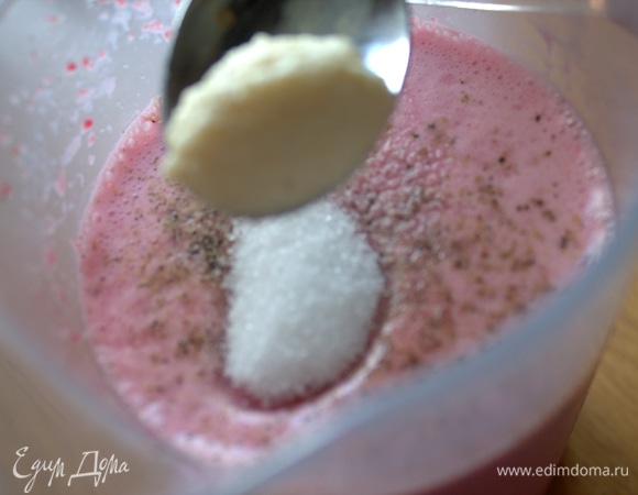 Добавить морскую соль, сахар, перец и хрен.