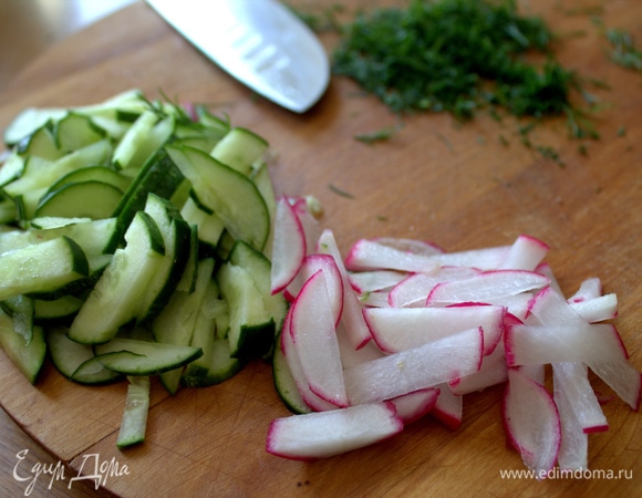 Нарезать соломкой огурец и редиску.