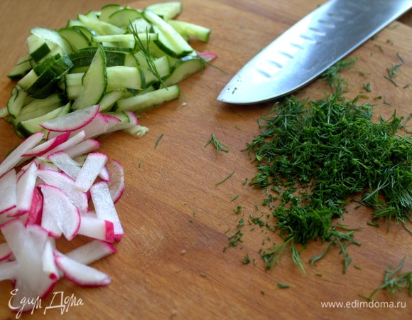 Измельчить укроп.