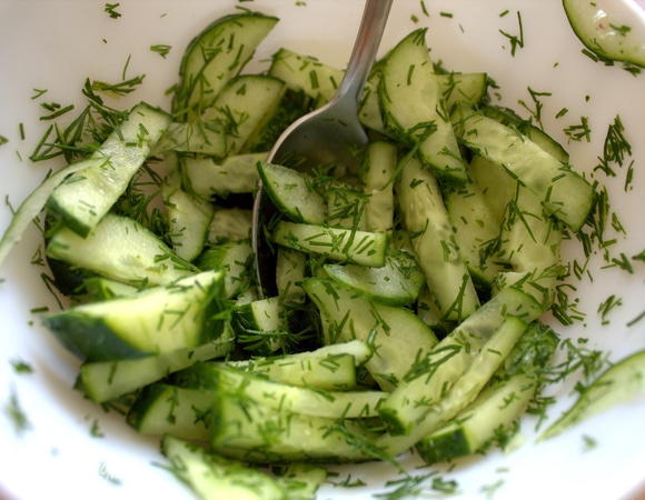 Огурец и укроп смешать.