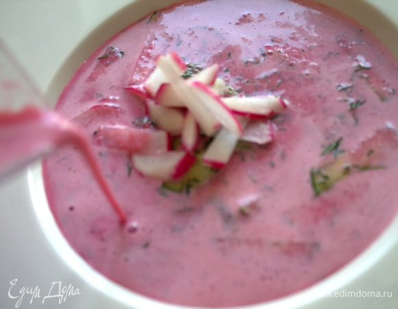 Влить в тарелку взбитую свеклу.