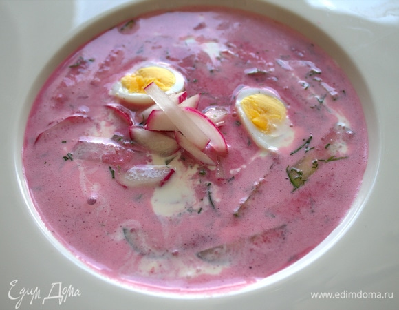 Влить несколько капель сливок, украсить перепелиным яйцом.