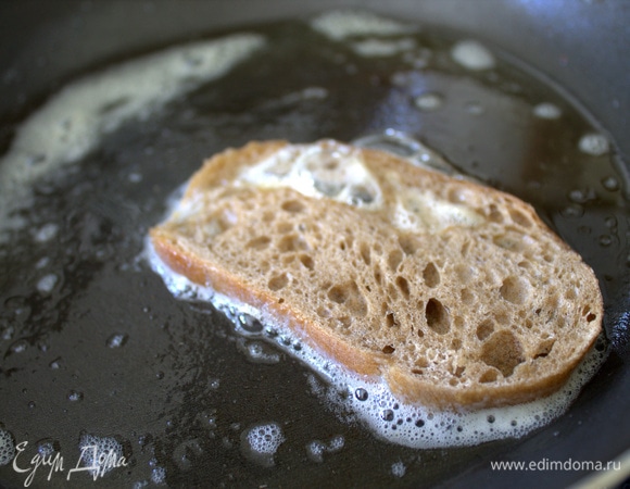 Обжарить ломтик ржаной чиабатты на сливочном масле. Достаточно на одной стороне.