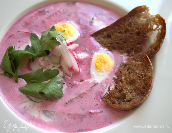 Разломать хлеб и окунуть слегка в тарелку, украсить петрушкой.