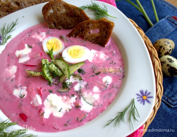 Сливки красиво капаем в тарелку.