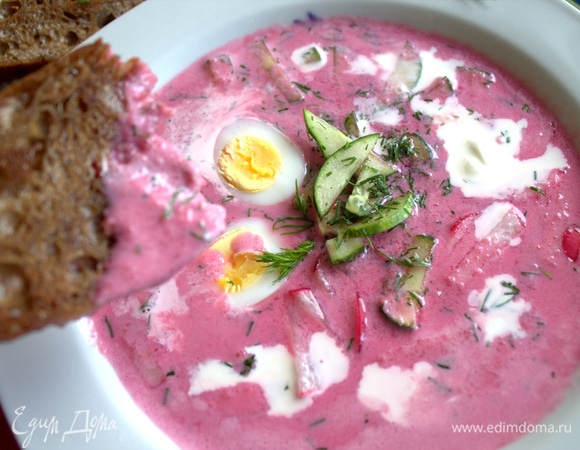 Макаем хлеб в суп по желанию.