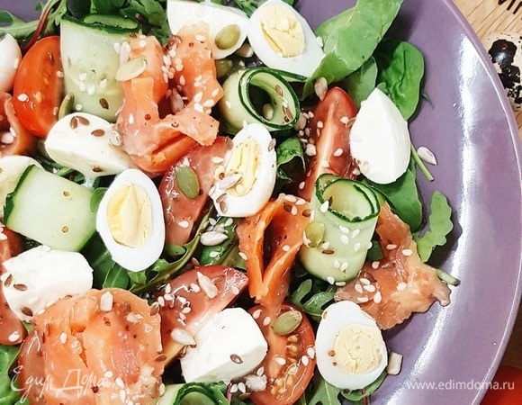 Отварите яйца. Почистите. Насладитесь этой рефлексией стягивания скорлупы с мини-яичек. Сделайте заправку. Возьмите 3 ч. л. горчицы, 2 ст. л. масла, 1 ст. л. винного уксуса, чеснок, анчоусы, петрушку и перемешайте в блендере или взбейте вилочкой в миске. Скорректируйте вкус: добавьте соль, сахар и перец по желанию.