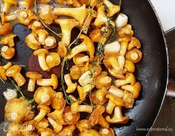 Промойте лисички. Поставьте воду для пасты. Возьмите сковороду, разогрейте хорошенько со сливочным и оливковым маслами. Бросьте на масло пару веточек тимьяна и нарезанные зубчики чеснока, прогрейте. Бросьте туда же лисички. Прожарьте до испарения влаги и появления румяного цвета.