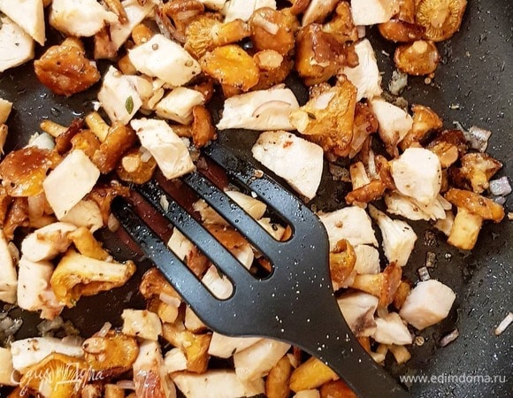 Нарежьте грудку брусочками. Лук мелко-мелко порубите. Извлеките из лисичек тимьян и чеснок. Добавьте курицу и лук, свежемолотый перец. Жарьте на довольно сильном огне пару минут.