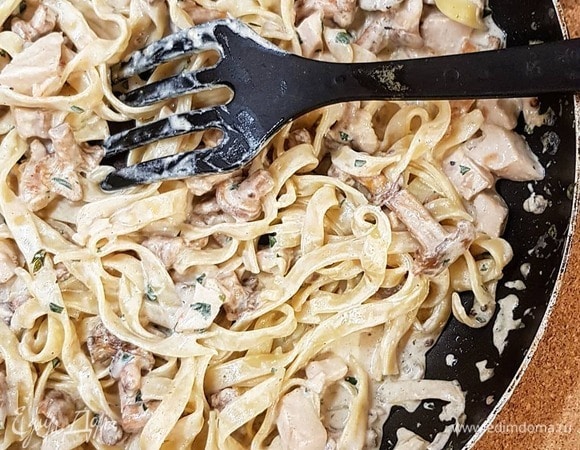 Пасту в подсоленой воде отварите до состояния альденте. Убавьте огонь, влейте сливки (около 150 мл), добавьте столько же грибного бульона или воды из-под пасты, потомите около минуты. Измельчите базилик, вкиньте к соусу. Посолите по вкусу, по желанию добавьте мускатный орех.