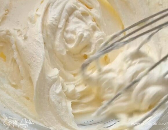 Хорошо взбейте сахарную пудру с маслом в пышную белую массу.