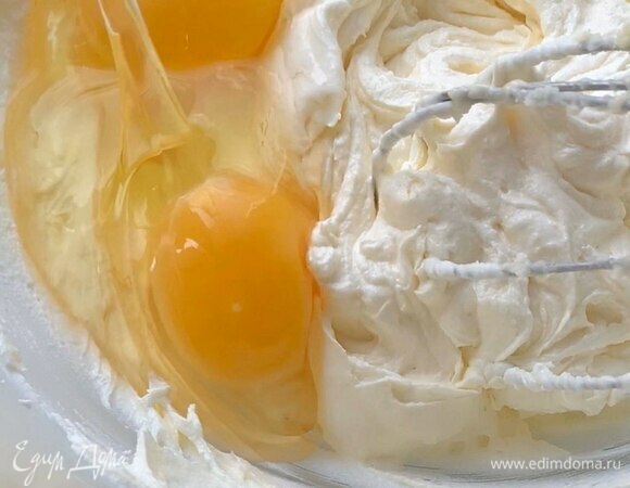 Вбейте яйца и снова хорошо взбейте венчиком или миксером.