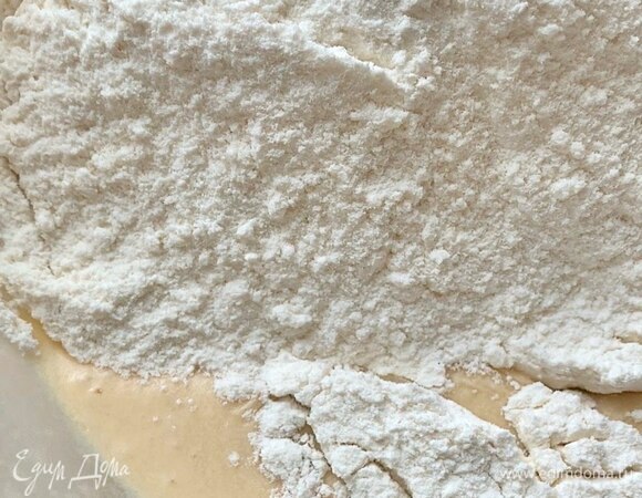 В отдельной посуде смешайте пшеничную и рисовую муку (просейте), разрыхлитель, соль. Все добавьте к маслу и яйцам.