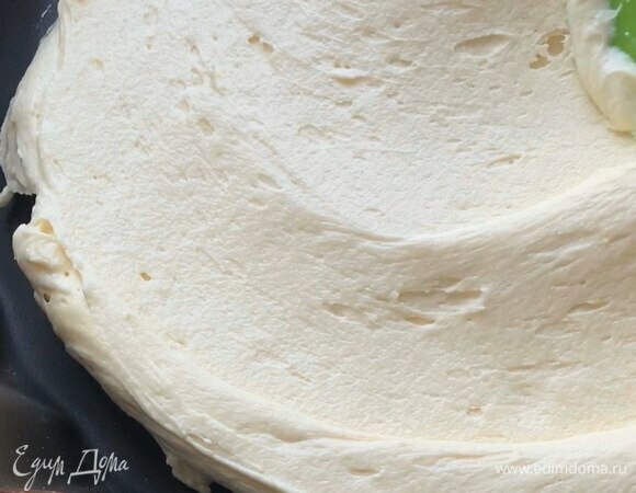 Хорошо вымешивайте тесто и выложите его лопаткой в форму для выпекания.