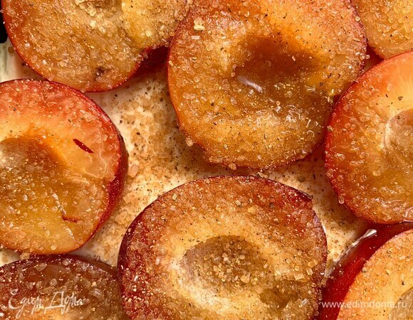 Смешайте тростниковый сахар и молотую корицу (корицу берите ароматную). Посыпьте сверху сливы и отправьте пирог в разогретую духовку при 180°С на 45 минут. Приятного аппетита!