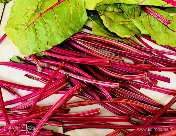 Листья мангольда промыть и срезать ножки.