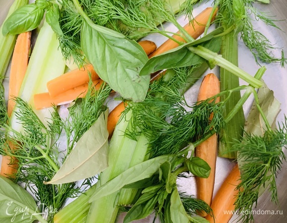 На дно кастрюли для аромата я положила морковь, сельдерей и разную зелень. Это необязательно. Можно обойтись только лавровым листом.