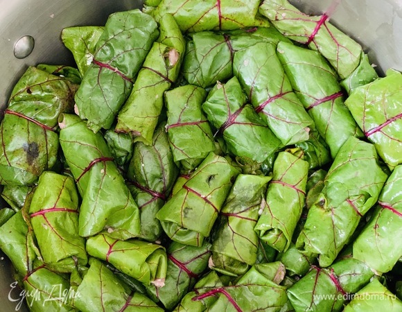 Выкладываем мясо чайной ложной на лист и закручиваем долму, аккуратно выкладывая на дно кастрюли.