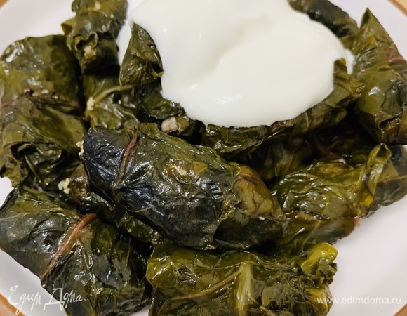 Варим под крышкой до готовности на небольшом огне. Подаем с соусом из мацони и чеснока.