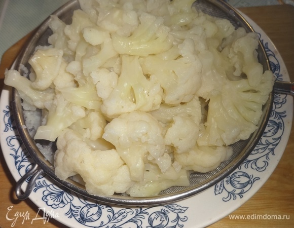 Цветную капусту вымыть, разделить на соцветия. Отварить в кипящей подсоленной воде до полуготовности. Откинуть на дуршлаг, остудить.